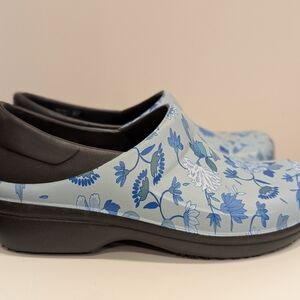 NWT Crocs Dual Comfort Floral Blue Women's Clogs